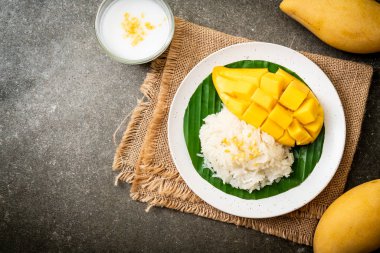 Yapışkan pirinçli mango - Tayland 'ın popüler geleneksel tatlısı