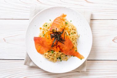 spagetti ile füme somon ve karides yumurta - füzyon gıda tarzı