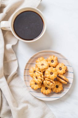 Hindistan cevizli bisküvi ve ananas reçeli.