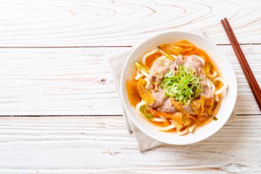 Udon ramen noodle ile domuz eti ve kimchi - Kore ve Japon gıda tarzı