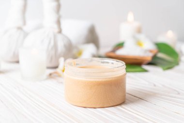 Ahşap zemin üzerine kurulmuş kaplıca tedavileri - Güzellik konsepti