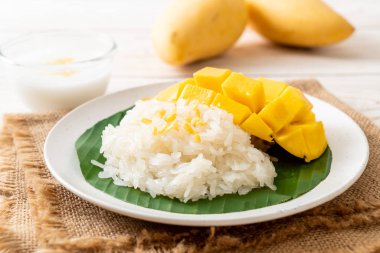 Yapışkan pirinçli mango - Tayland 'ın popüler geleneksel tatlısı