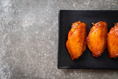 Barbekü tavuk kanadı sosu ile