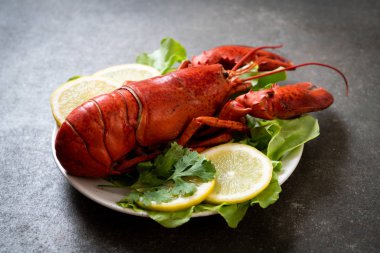 taze Haşlanmış istakoz sebze ve limon ile