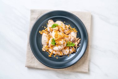 Kızarmış kalamar ya da tabakta sarımsak olan ahtapot.