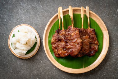 Beyaz pilavlı ızgara süt domuzu. Tayland sokak yemeği tarzı.