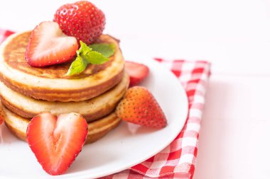 taze çilek ile sufle gözleme