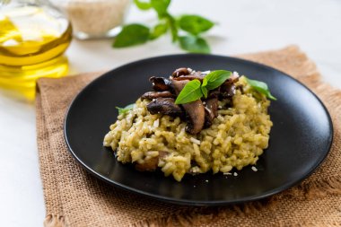 Pesto ve peynir ile ev yapımı Mantarlı Risotto