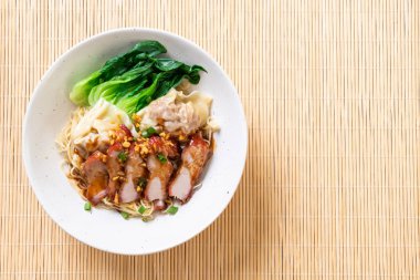 yumurta noodle ile kırmızı kavrulmuş domuz ve mantı - Asya gıda tarzı