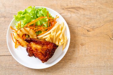 Kızarmış tavuk bifteği, sebze ve patates kızartması.