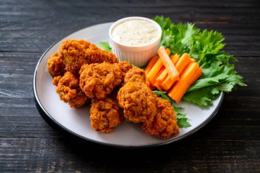 Sebzeli kızarmış tavuk kanadı.