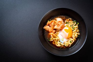 Kimchi ve yumurta - Korece ramen tarzı ile Kore anlık erişte