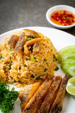 gevrek gurami balığı - Asya gıda tarzı ile kızarmış pilav