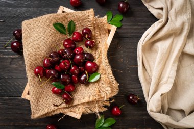 Ahşap arka planda taze kirazlar