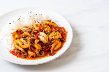 tavada kızartılmış ahtapot veya kalamar ve pirinç - Kore yemeği tarzı ile Kore baharatlı hamur (osam bulgogi)