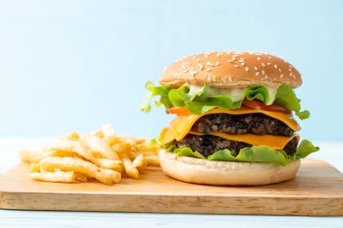 Ev yapımı ve taze lezzetli burger peynirli