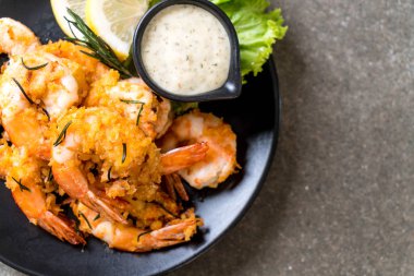 Kızarmış karides ya da soslu karides.