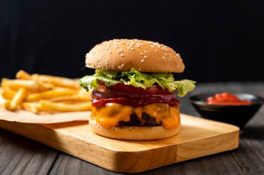 taze lezzetli biftek burger peynir ve ahşap zemin üzerine ketçap