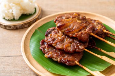 Beyaz pilavlı ızgara süt domuzu. Tayland sokak yemeği tarzı.