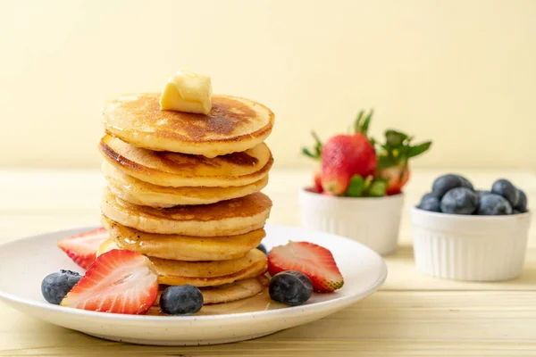 Pancake Dengan Mentega Stroberi Blueberry Dan Madu — Stok Foto