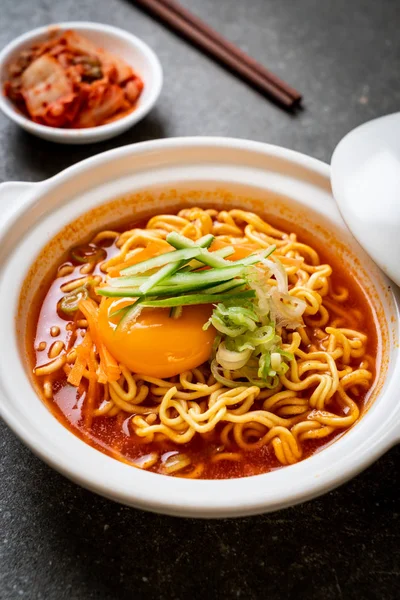 Κορεάτικα Πικάντικα Στιγμιαία Noodles Αυγό Λαχανικά Και Kimchi Κορεάτικο Στυλ — Φωτογραφία Αρχείου