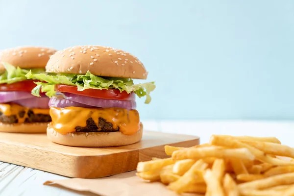 Frische Leckere Rindfleisch Burger Mit Käse Und Pommes Frites Auf — Stockfoto