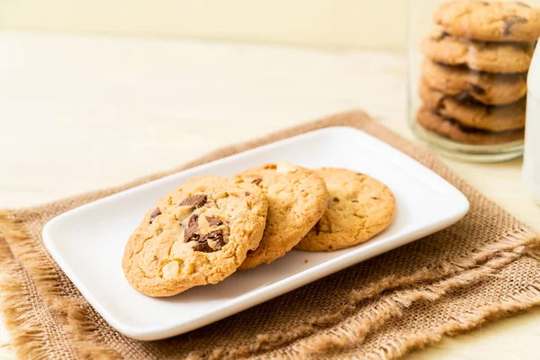 Kekse Mit Schokoladenstücken Auf Holz Hintergrund — Stockfoto