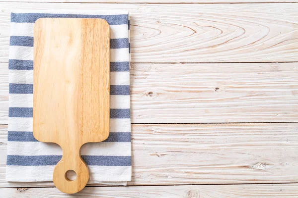 空的切割木板与厨房布在木头背景 — 图库照片