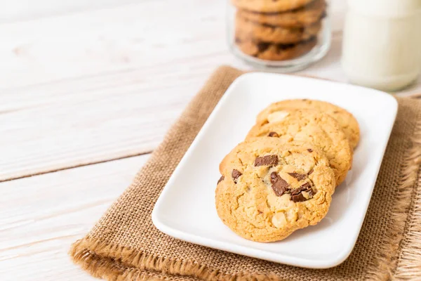 Galletas Con Chispas Chocolate Sobre Fondo Madera — Foto de Stock