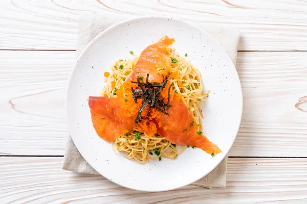 spagetti ile füme somon ve karides yumurta - füzyon gıda tarzı