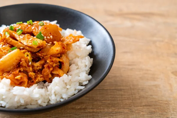 Carne Cerdo Salteada Con Kimchi Sobre Arroz Rematado Estilo Coreano —  Fotos de Stock