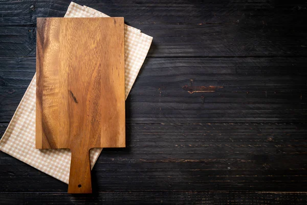 木材の背景にキッチン布で空切削板 — ストック写真