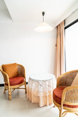 Boş masa ve sandalye oturma odası iç dekorasyonda