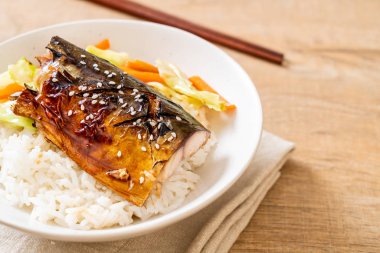 saba balık tepesinde tabağı - Japon tarzı üzerinde teriyaki soslu ızgara