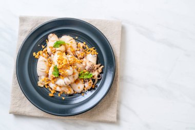 Kızarmış kalamar ya da tabakta sarımsak olan ahtapot.