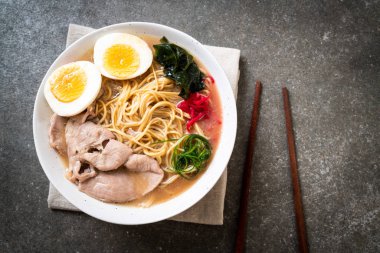 domuz eti ve yumurta - Japon tarzı ile TONKOTSU ramen erişte