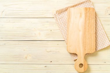 ahşap arka plan üzerinde mutfak bezle ahşap tahta boş kesme