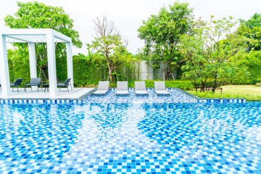 Otel ve tatil seyahat ve tatil için açık yüzme havuzunda havuzuyla yatak