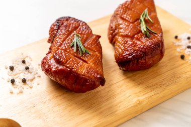 Kızarmış ördek göğsü ahşap tahta üzerinde