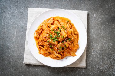 Kore usulü kimchi ile kızartılmış domuz eti.