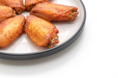 Beyaz arka plan üzerinde izole Barbekü tavuk kanadı