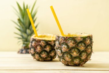 Tahta masada taze ananas suyu bardağı - Sağlıklı içecek