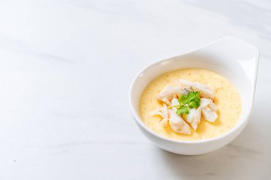 Çiğ yengeçli haşlanmış yumurta.