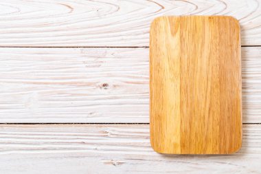 ahşap arka plan üzerinde mutfak bezle ahşap tahta boş kesme