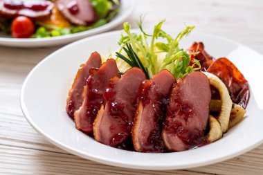 Kızarmış ördek göğsü sos, püre patates ve sebze ile