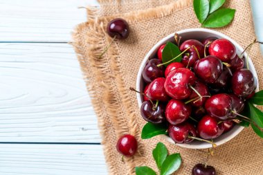 Ahşap arka planda taze kirazlar