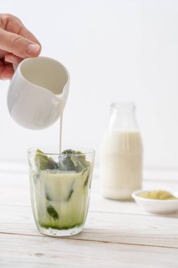 Matcha yeşil çay buzlu cam sütlü