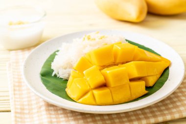 Yapışkan pirinçli mango - Tayland 'ın popüler geleneksel tatlısı