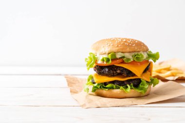 Ev yapımı ve taze lezzetli burger peynirli