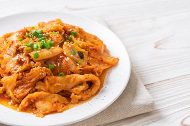 Kore usulü kimchi ile kızartılmış domuz eti.